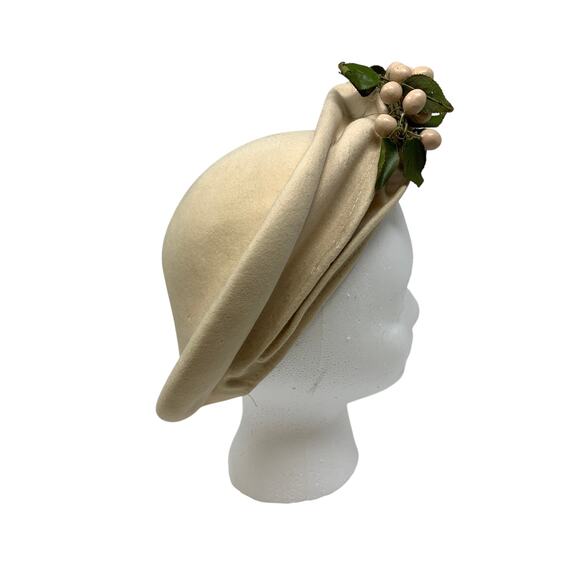 Vintage Ivory Felt Hat Faux Berry Leaf Trim Womens Mid Century Cocktail - Picture 2 of 8
